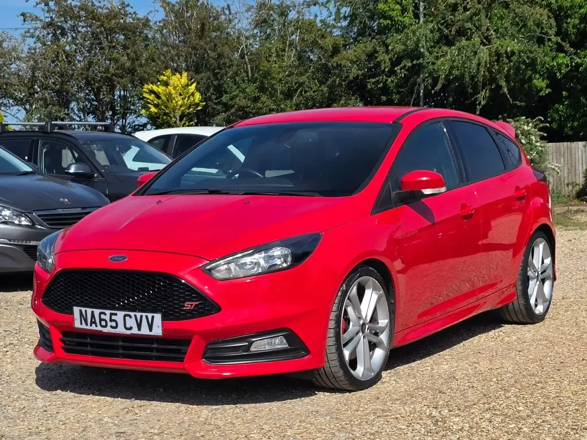 Used Ford Focus ST 185 HP (136 kW) 2015 Red Hatchback