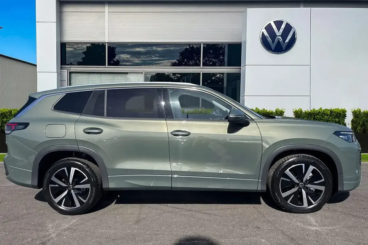 Nouă VW Touran Elegance 150 CP (110 kW) 2026 Verde Monovolum