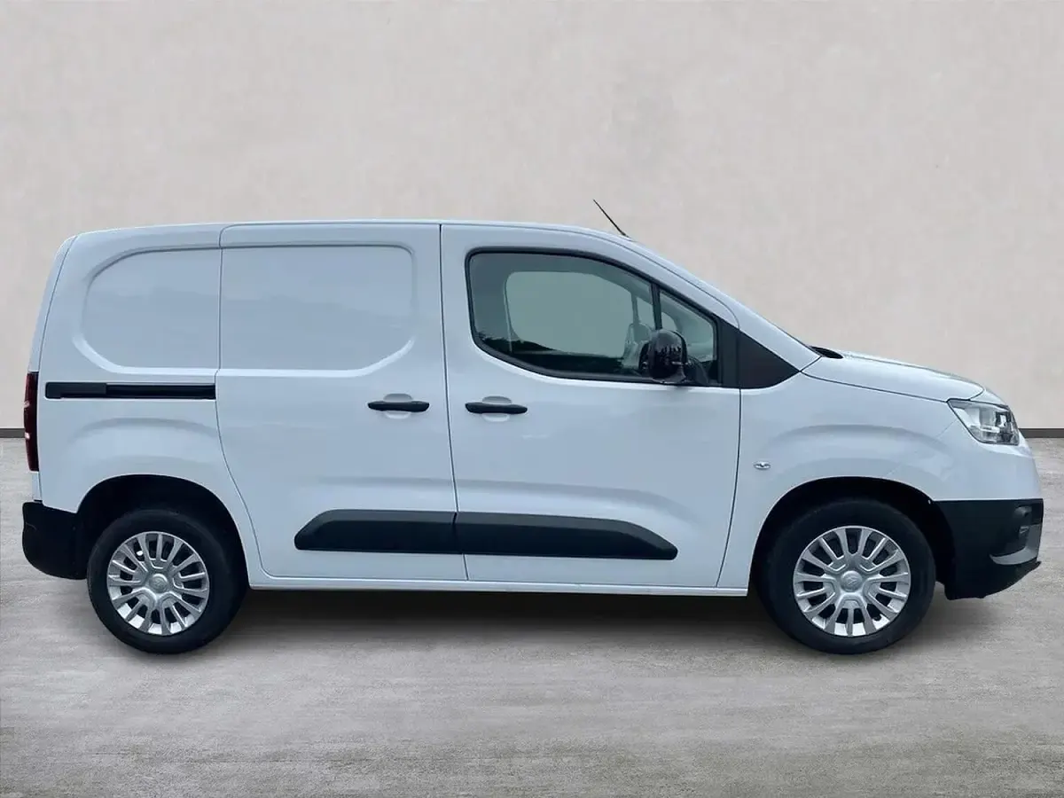 Used Toyota Proace 100 HP (73 kW) 2024 White MPV
