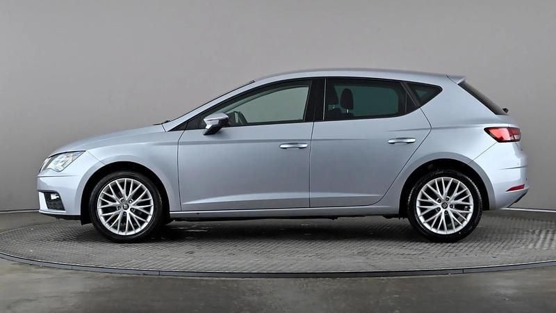 Begagnad Seat Leon SE Dynamic 115 HK (84 kW) 2020 Silver Halvkombi