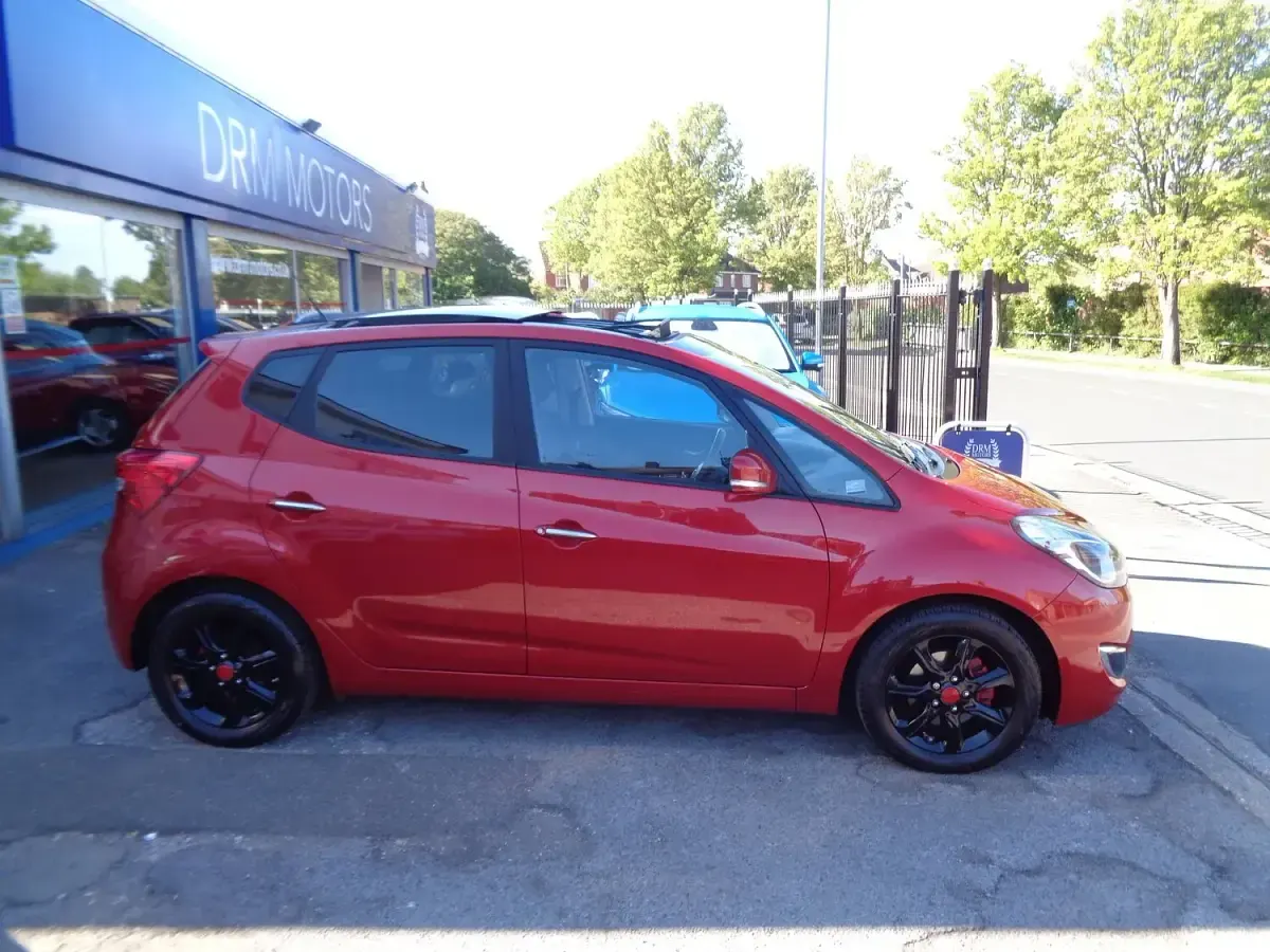 Used Hyundai ix20 Premium 125 HP (91 kW) 2016 Red Hatchback