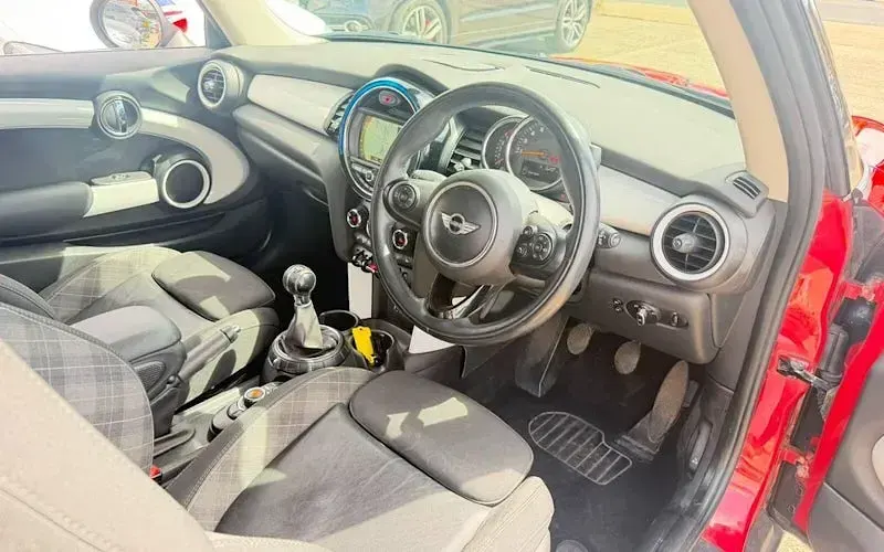 Used Mini Cooper Hatch 116 HP (85 kW) 2017 Red Hatchback