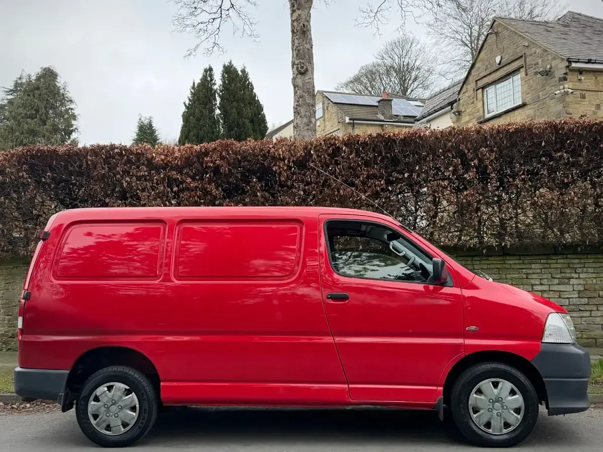 Used Toyota HiAce 88 HP (64 kW) 2007 Red Van