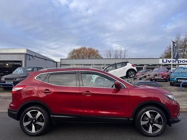 Used Nissan Qashqai N-Connecta 110 HP (80 kW) 2016 Red SUV