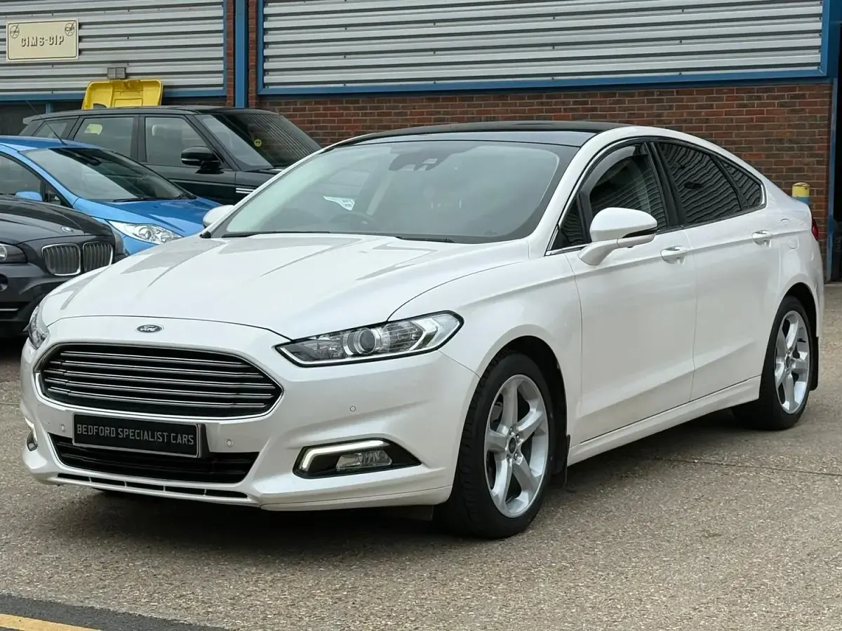Used Ford Mondeo Titanium 240 HP (176 kW) 2017 White Hatchback