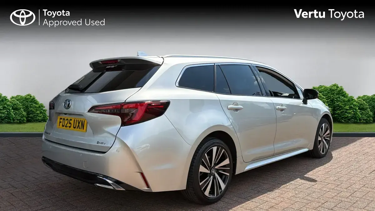 Used Toyota Corolla Design 140 HP (102 kW) 2025 Sterling silver (premium paint) Estate