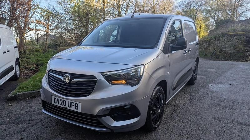 Second-hand Vauxhall Combo Sportive 100 CP (73 kW) 2020 Gri Monovolum