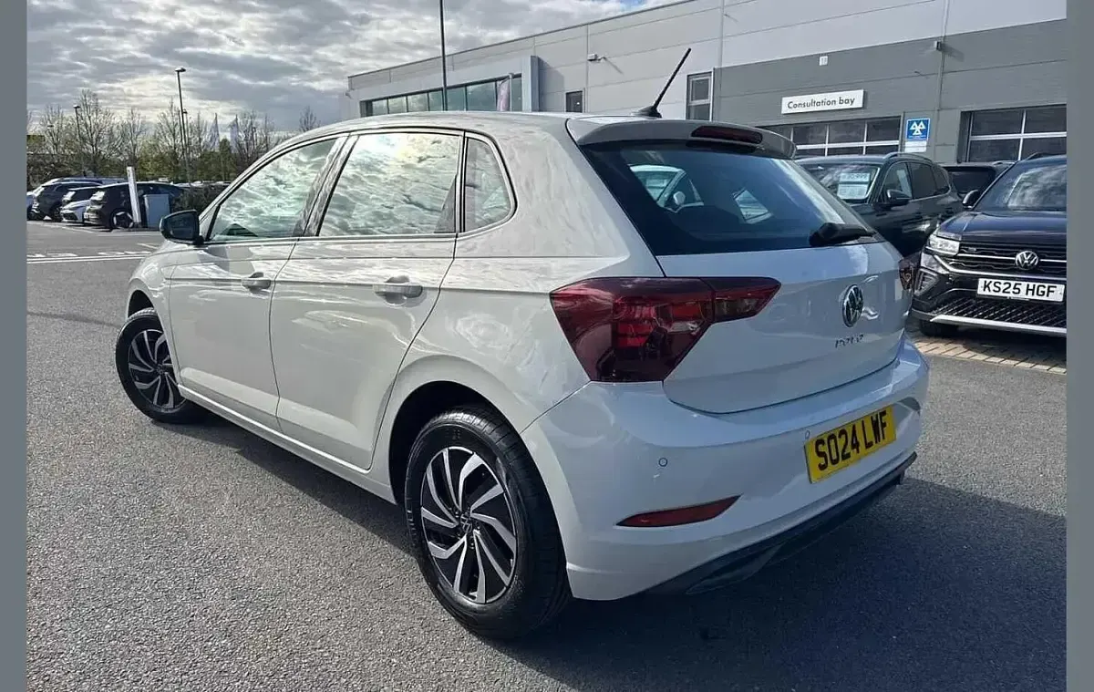 Usado VW Polo Life 80 CV (58 kW) 2024 Gris Utilitario
