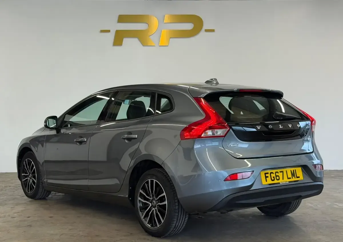 Used Volvo V40 Momentum 122 HP (89 kW) 2017 Grey Hatchback