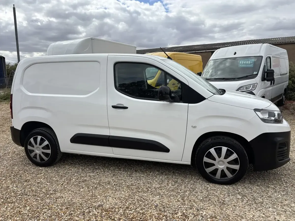 Used Citroën Berlingo 100 HP (73 kW) 2022 White MPV