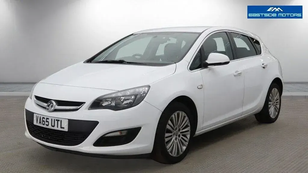 Used Vauxhall Astra Excite 200 HP (147 kW) 2016 White Hatchback