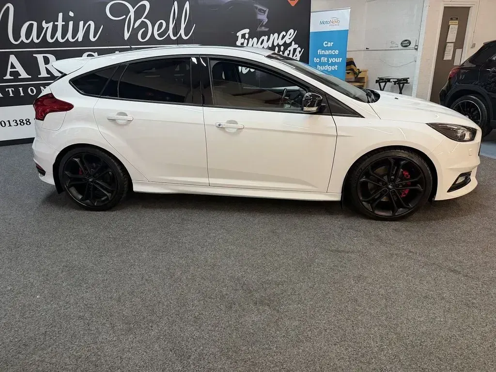 Used Ford Focus ST 250 HP (183 kW) 2016 White Hatchback