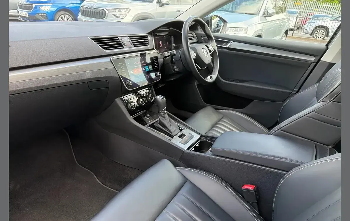 Usado Skoda Superb SE L 147 CV (108 kW) 2023 Gris Utilitario