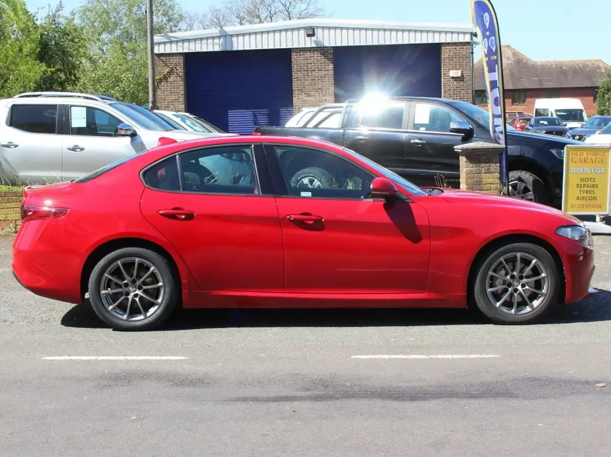 Used Alfa Romeo Giulia Saloon Super 160 HP (117 kW) 2019 Red Sedan
