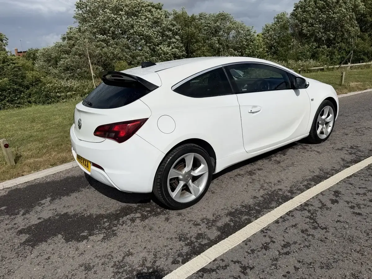 Used Vauxhall Astra GTC Edition 140 HP (102 kW) 2015 White Coupe