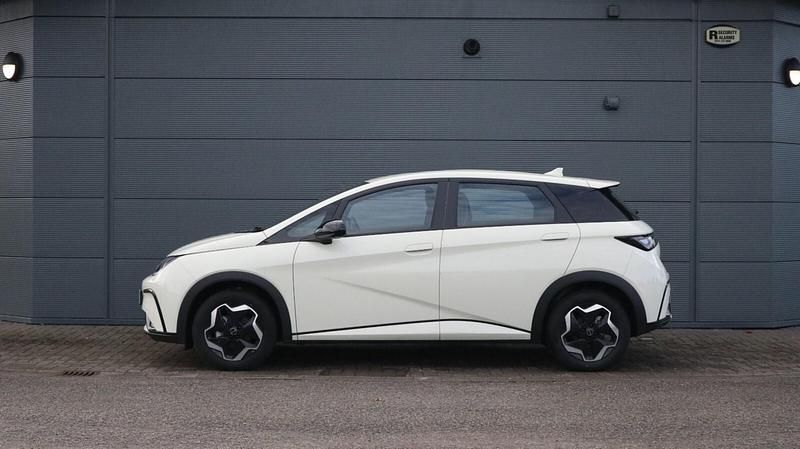 Used BYD Dolphin Active 69 kW (95 HP) 2025 White Hatchback