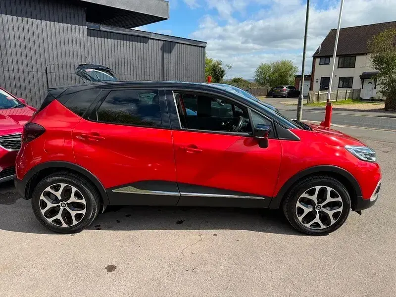 Used Renault Captur Dynamique 90 HP (66 kW) 2017 Red/black SUV