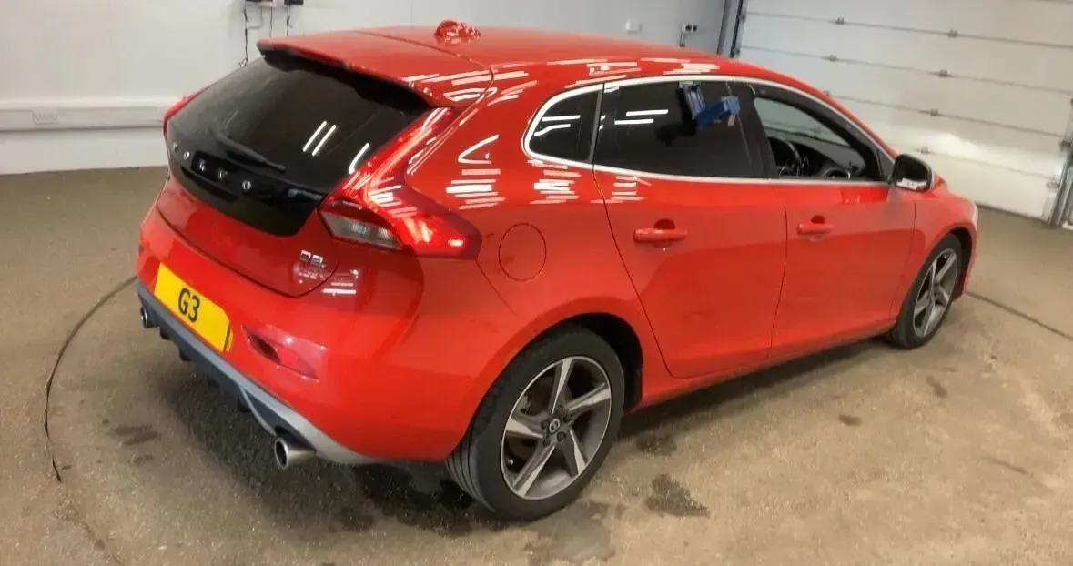Used Volvo V40 R-Design 118 HP (86 kW) 2015 Red Hatchback