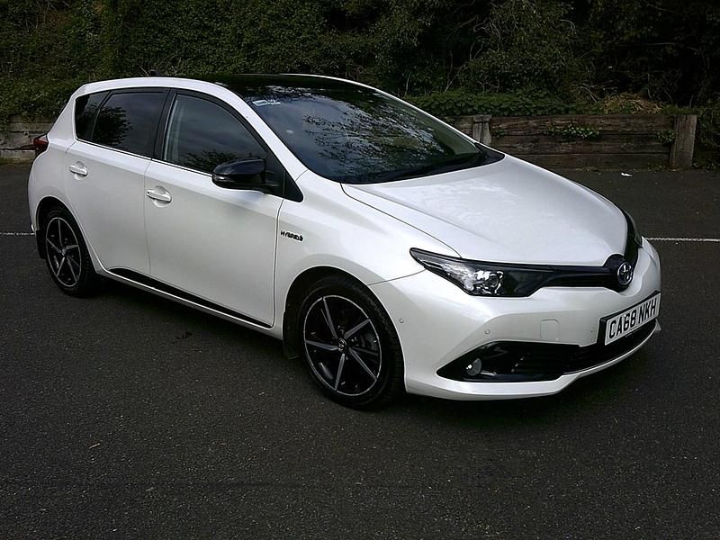 Used Toyota Auris Hybrid Design 2018 White Hatchback