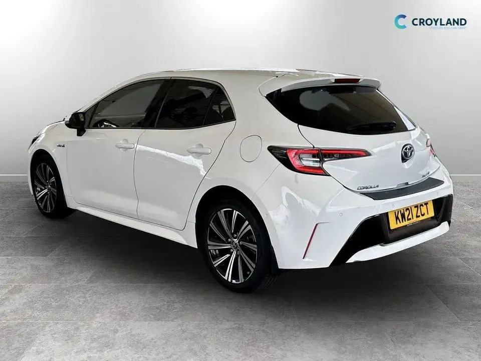 Used Toyota Corolla Design 122 HP (89 kW) 2021 White Hatchback