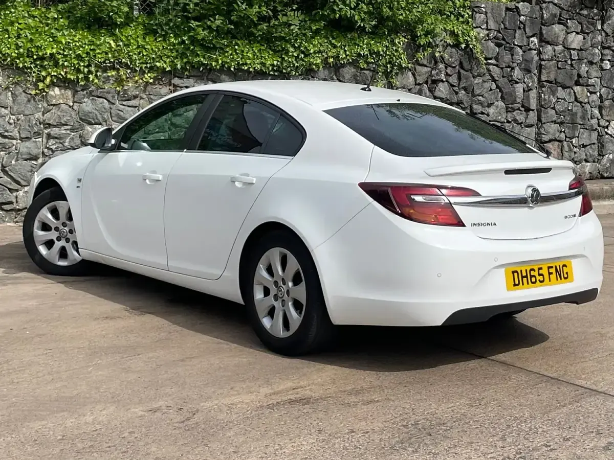 Used Vauxhall Insignia SRi 2016 White Hatchback