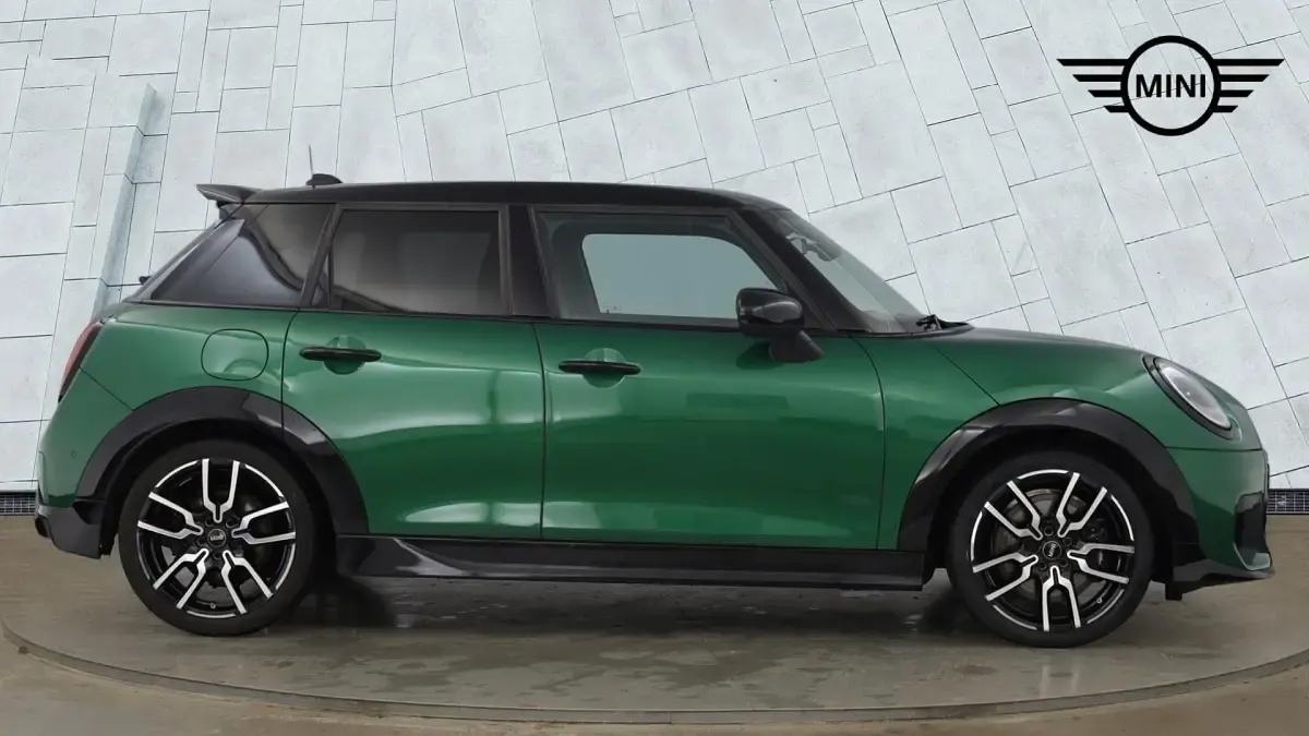 Usado Mini Cooper Hatch 113 kW (154 CV) 2025 Verde Utilitario