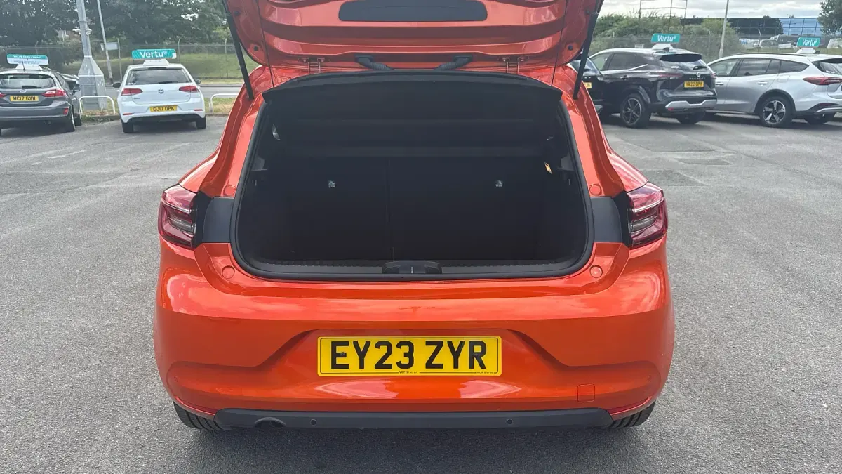 Used Renault Clio Evolution 90 HP (66 kW) 2023 Orange Hatchback