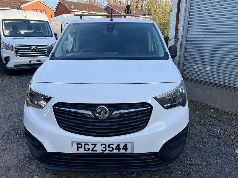Second-hand Vauxhall Combo Edition 100 CP (73 kW) 2021 Alb Monovolum