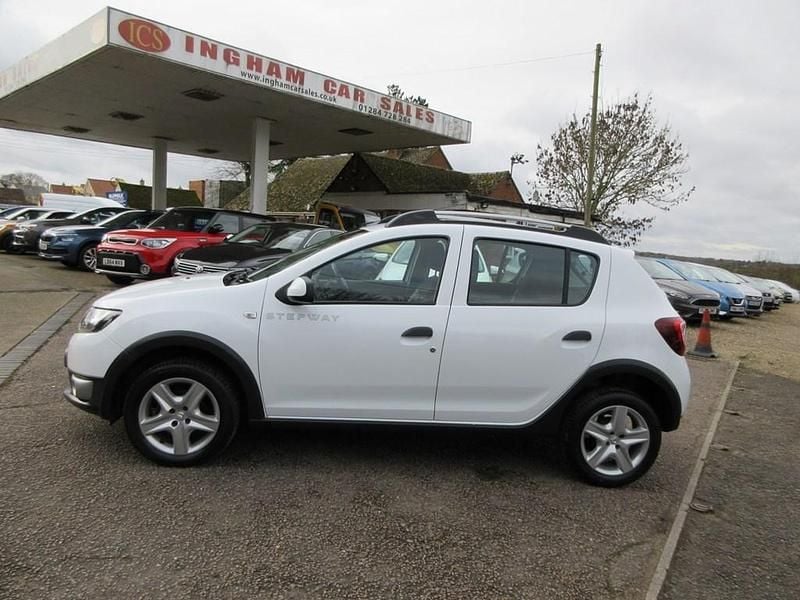 Used Dacia Sandero Lauréate 2014 White Hatchback