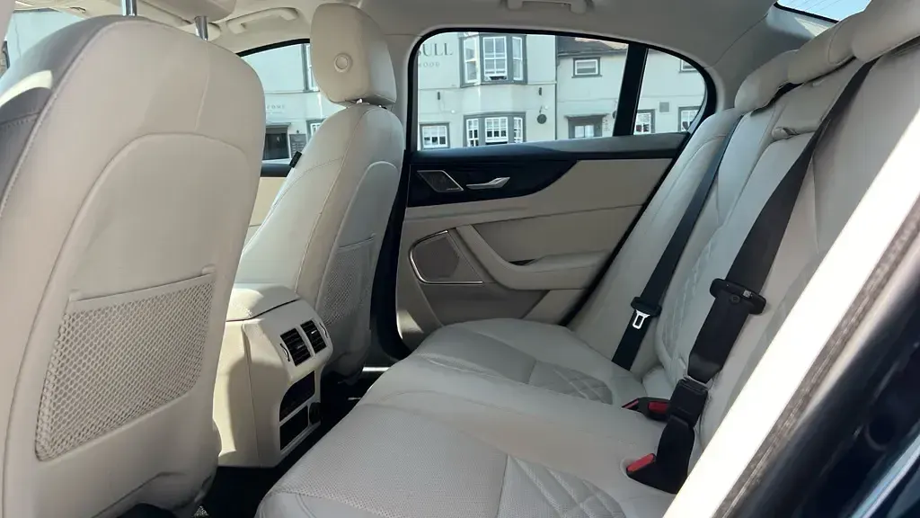Used Jaguar XE 249 HP (183 kW) 2019 Blue Sedan