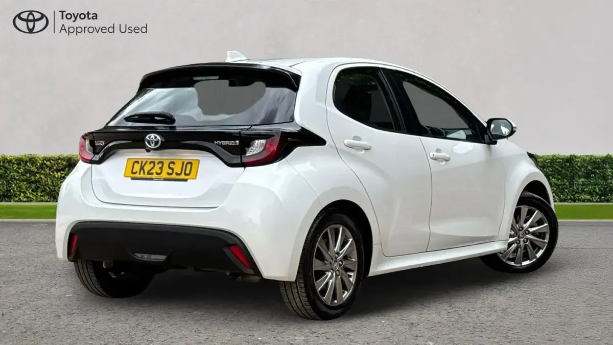 Used Toyota Yaris 116 HP (85 kW) 2023 Platinum white Hatchback