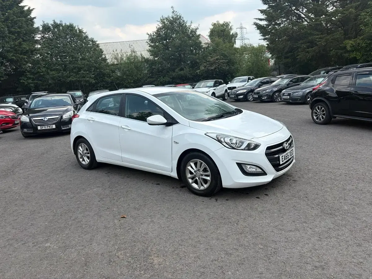 Used Hyundai i30 SE 110 HP (80 kW) 2015 White Hatchback