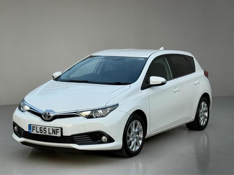 Used Toyota Auris Business Edition 116 HP (85 kW) 2015 White Hatchback