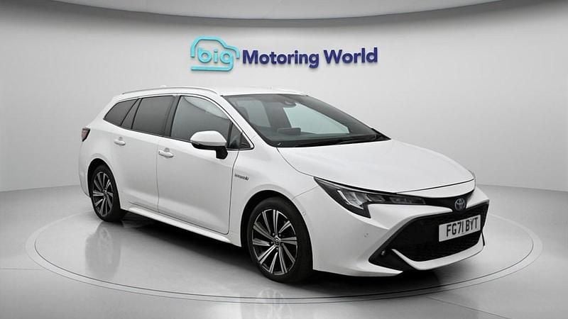 Used Toyota Corolla Design 184 HP (135 kW) 2021 White Estate