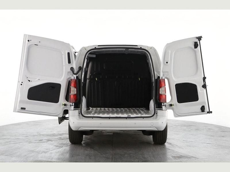 Begagnad Vauxhall Combo 100 kW (136 HK) 2024 Vit Minibuss