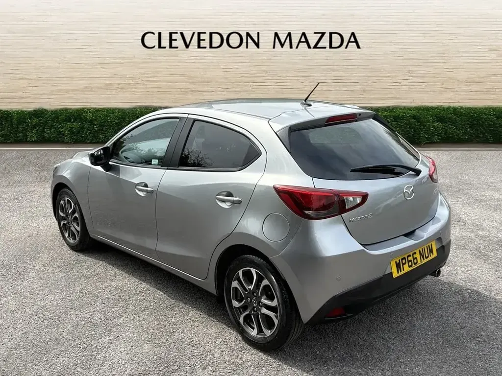 Gebraucht Mazda 2 Inclusive 90 PS (66 kW) 2016 Silber Kleinwagen