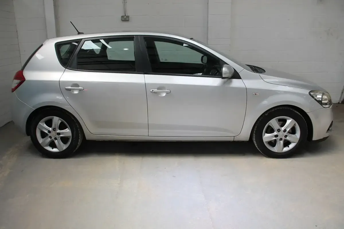 Used Kia Ceed 89 HP (65 kW) 2011 Silver Hatchback