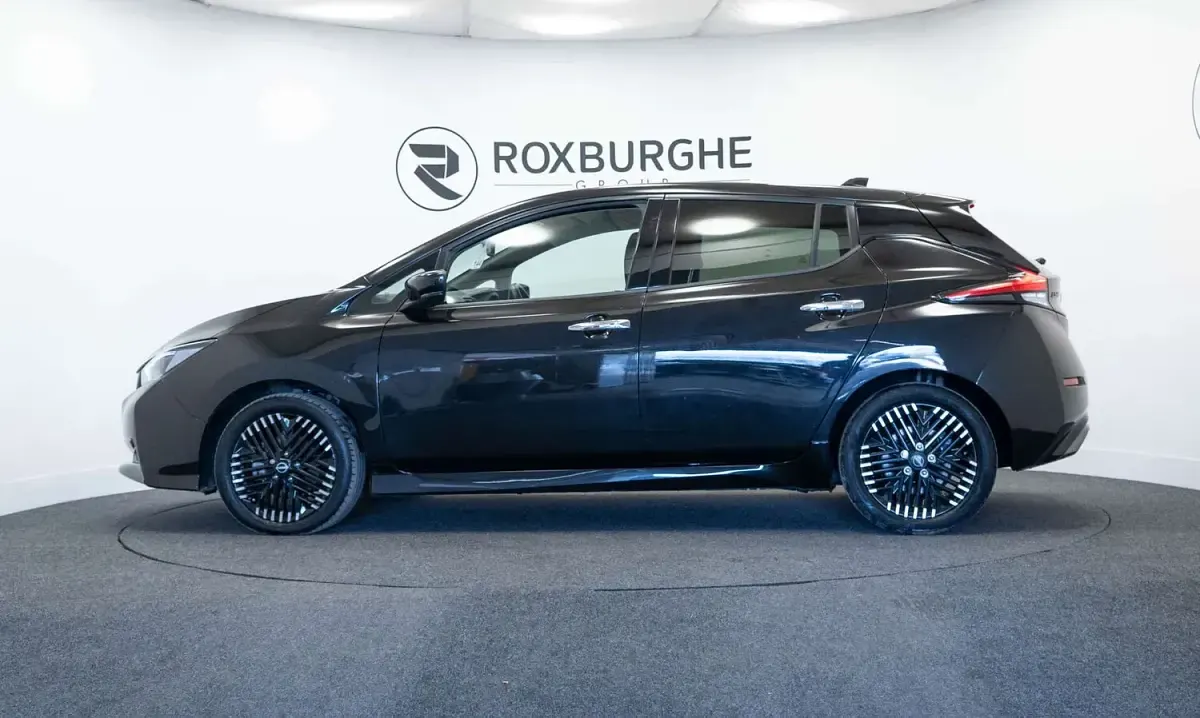 Begagnad Nissan Leaf N-Connecta 110 kW (150 HK) 2022 Svart Halvkombi