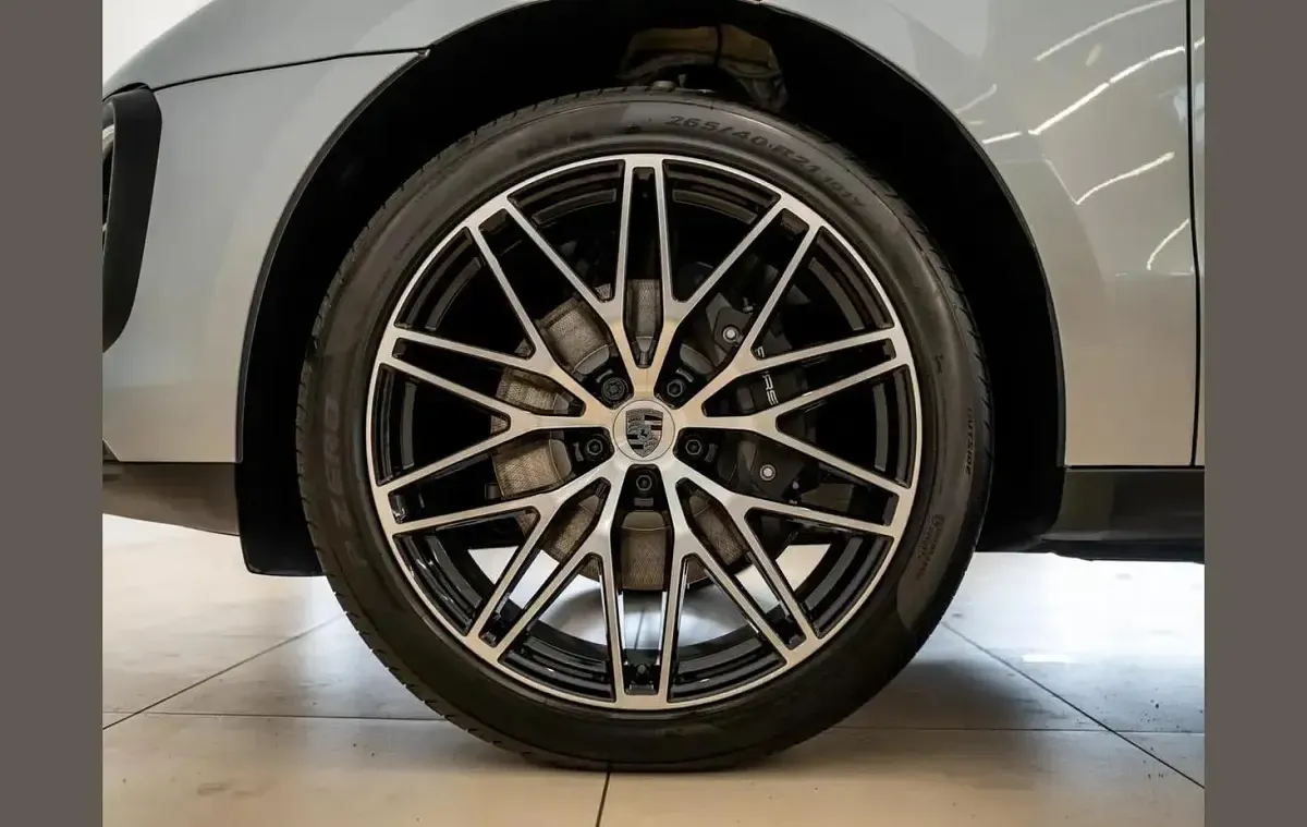 Used Porsche Macan 261 HP (191 kW) 2025 Silver SUV