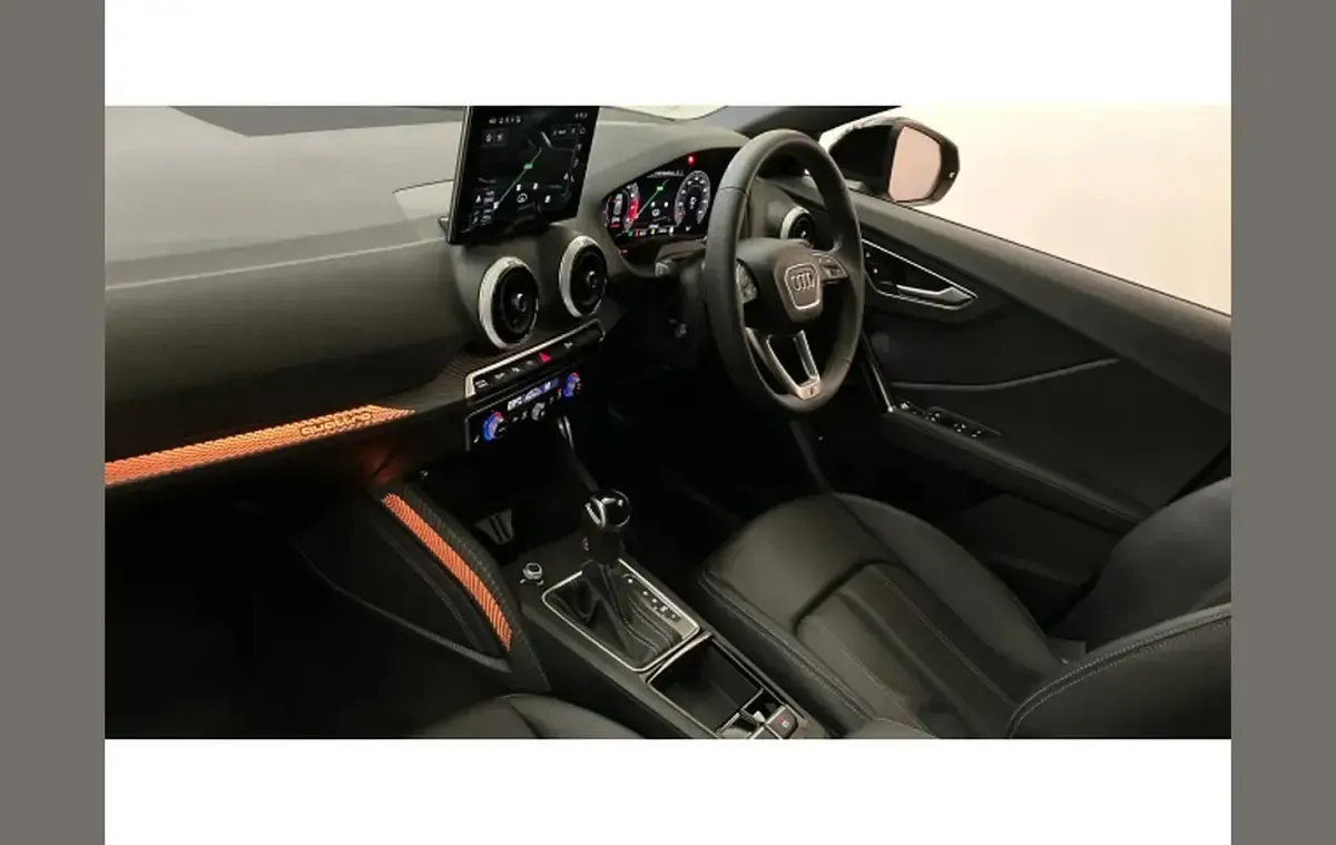 Usado Audi SQ2 Comfort 300 HP (220 kW) 2024 Cinzento SUV