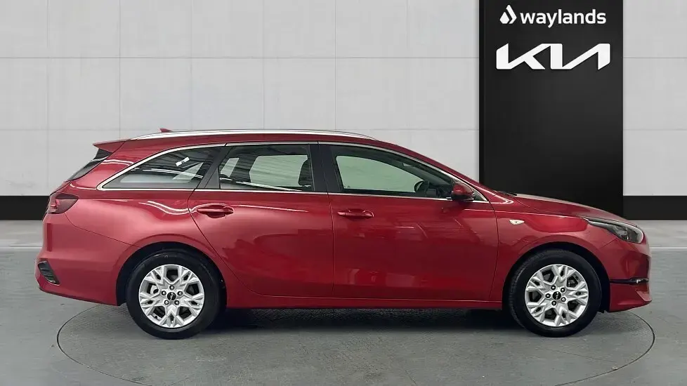 Used Kia Ceed 138 HP (101 kW) 2025 Red Hatchback