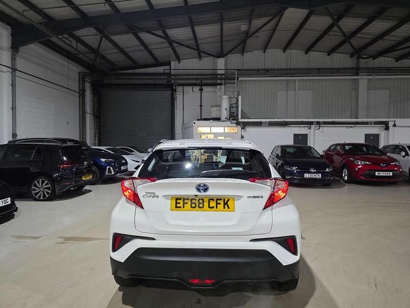 Used Toyota C-HR 122 HP (89 kW) 2019 White SUV