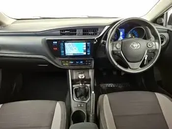 Used Toyota Auris 116 HP (85 kW) 2017 White Hatchback