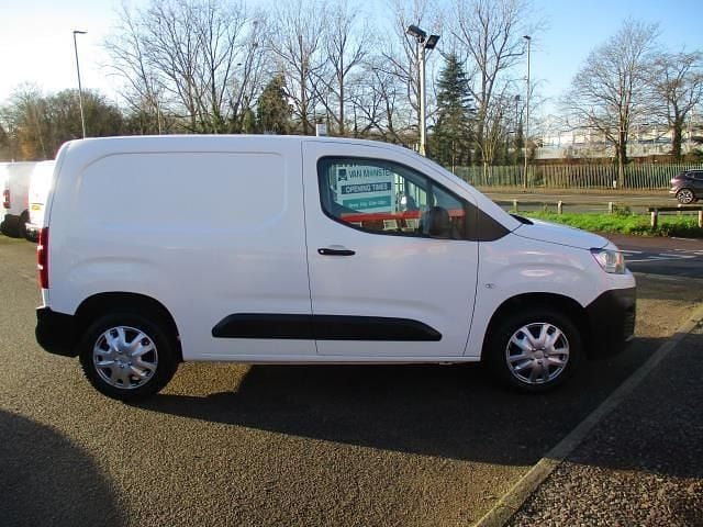 Used Citroën Berlingo 100 HP (73 kW) 2021 White MPV