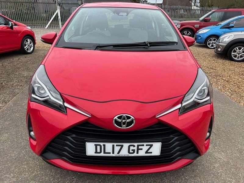 Begagnad Toyota Yaris 69 HK (50 kW) 2017 Röd Halvkombi