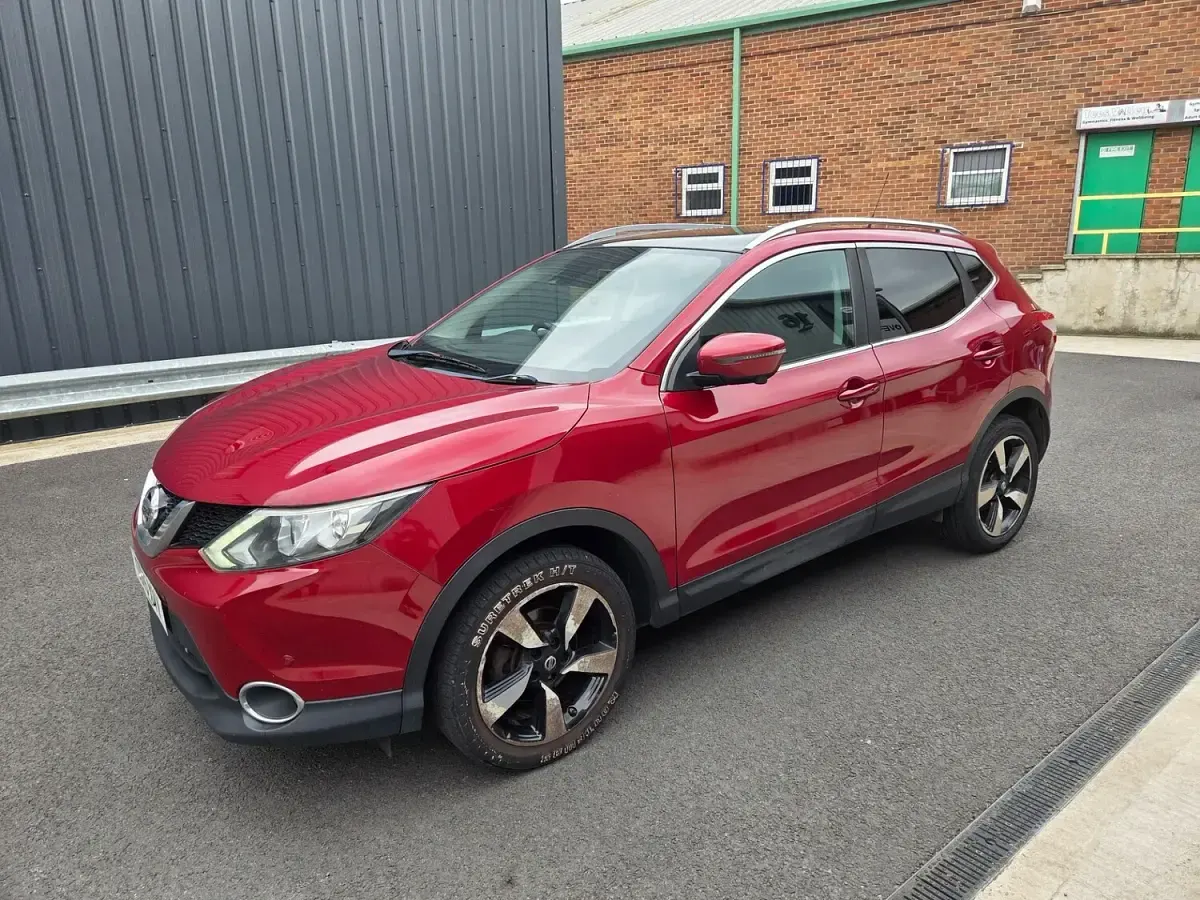 Used Nissan Qashqai N-TEC 130 HP (95 kW) 2015 Red SUV