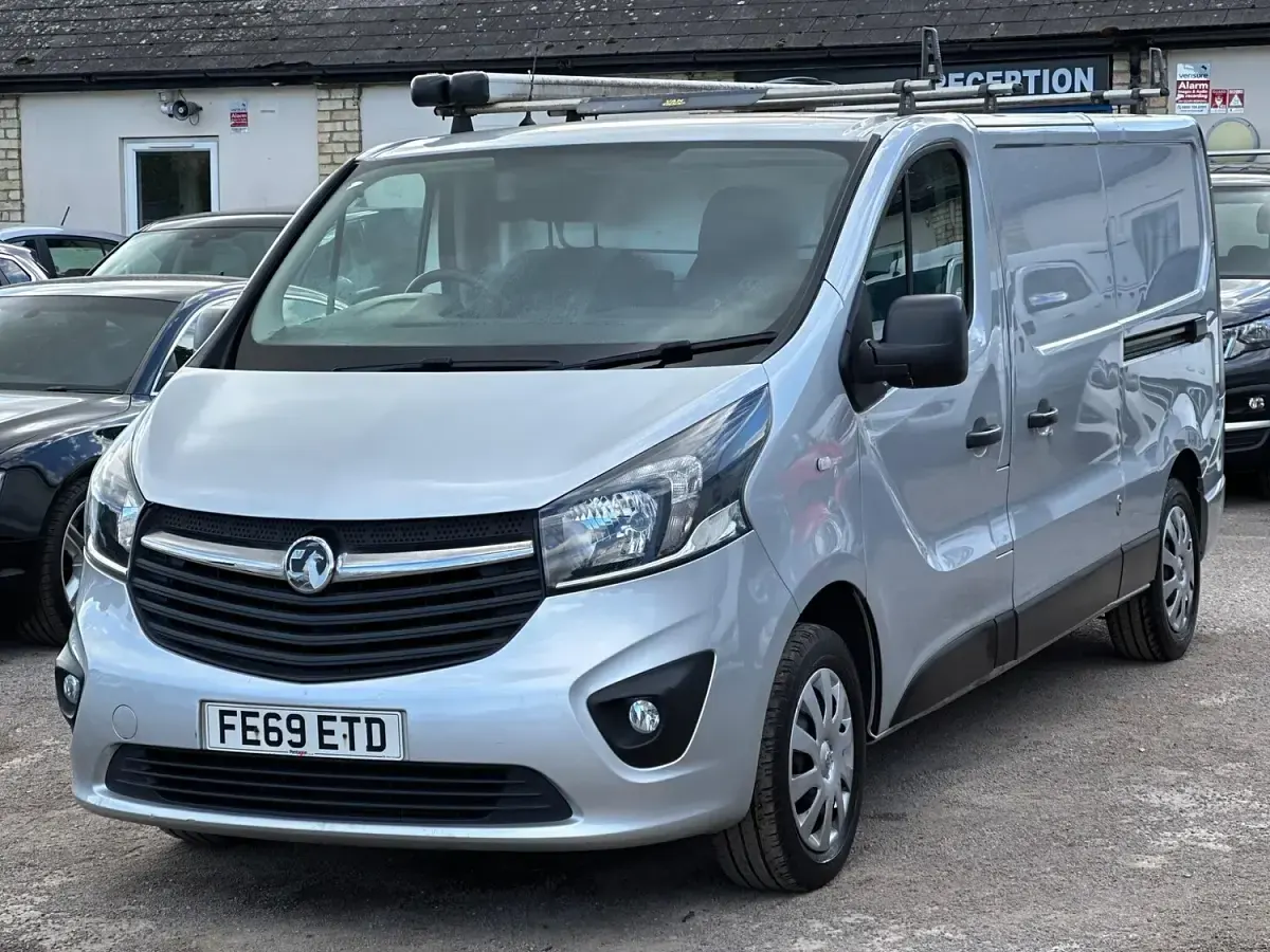 Second-hand Vauxhall Vivaro Sportive 120 CP (88 kW) 2019 Argintiu Monovolum