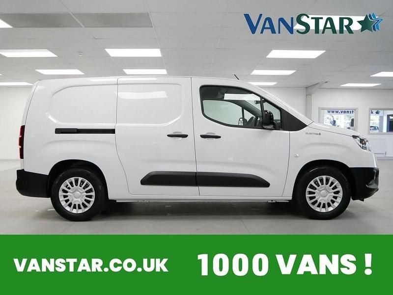 Used Toyota Proace 50 kW (68 HP) 2023 White MPV