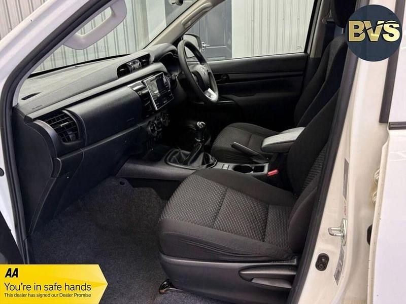 Used Toyota HiLux Active 150 HP (110 kW) 2016 White Pickup