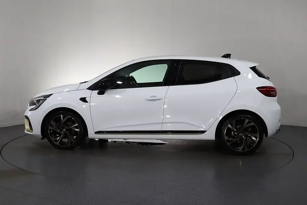 Used Renault Clio Engineered 2023 White Hatchback